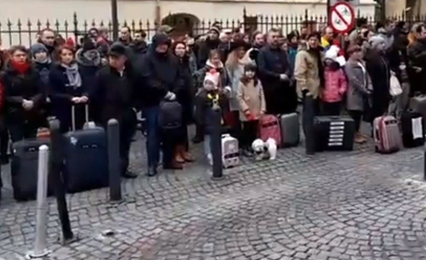 Flashmob cu trolere, în faţa sediului PSD Sibiu: Mulţi români se gândesc serios să plece din ţară. VIDEO