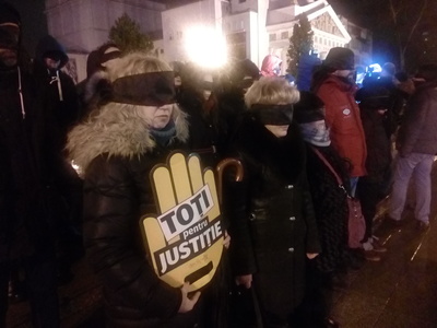 UPDATE Proteste în mai multe oraşe ale ţării. Manifestanţii au strigat: ”Ieşiţi din casă, dacă vă pasă”, ”Jos comunismul”, ”Cine nu sare are dosare”. FOTO/ VIDEO