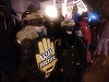 UPDATE Proteste în mai multe oraşe ale ţării. Manifestanţii au strigat: ”Ieşiţi din casă, dacă vă pasă”, ”Jos comunismul”, ”Cine nu sare are dosare”. FOTO/ VIDEO