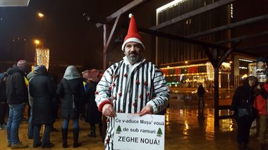 Sibiu: Protestatarii au pornit în marş pe străzile oraşului şi strigă ”Cine nu sare, are dosare”. FOTO/ VIDEO