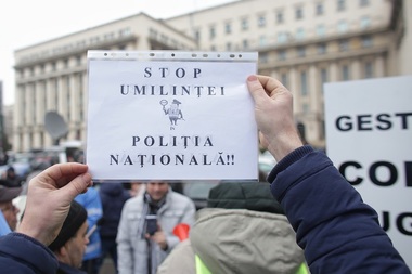 Peste 100 de poliţişti protestează în faţa sediului Ministerului  Afacerilor Interne