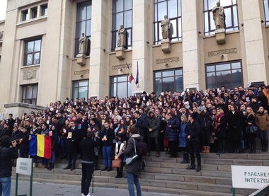 Studenţii de la Drept cer aplicarea teoriei în realitate: Constituţia, „regina deciziilor în Parlament”