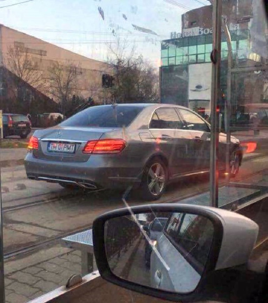 Timişoara: Plângere la Poliţie, după ce maşina primarului  Nicolae Robu a fost fotografiată depăşind pe linia de tramvai coloana de autoturisme staţionată la semafor. FOTO

