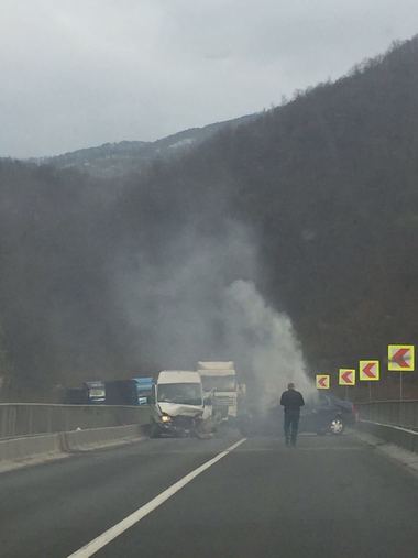 Traficul rutier este blocat pe Valea Oltului în urma unui accident în care un om şi-a pierdut viaţa