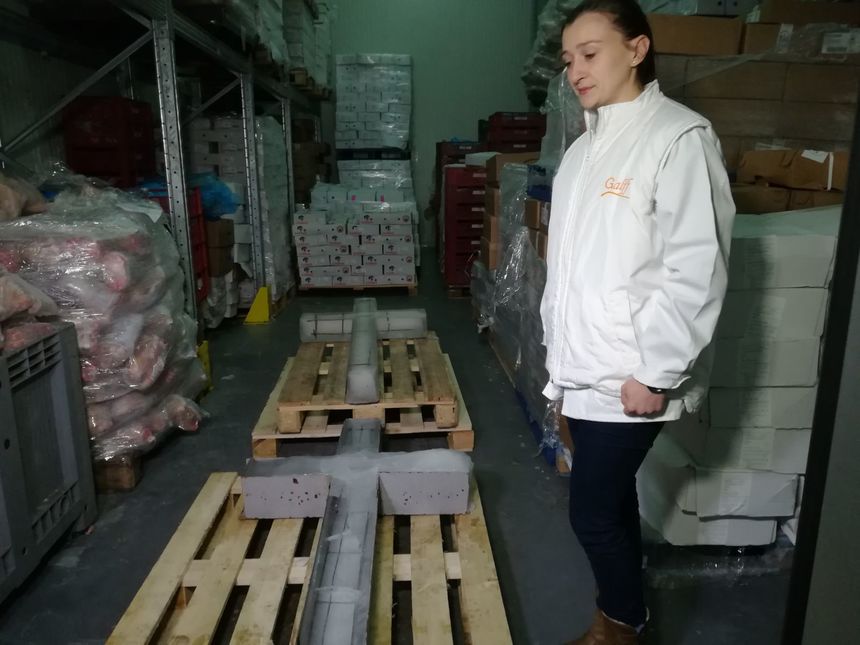 Galaţi: Două cruci de gheaţă pentru Slujba de Bobotează de pe Faleza Dunării sunt realizate în camera frigorifică a unei firme 