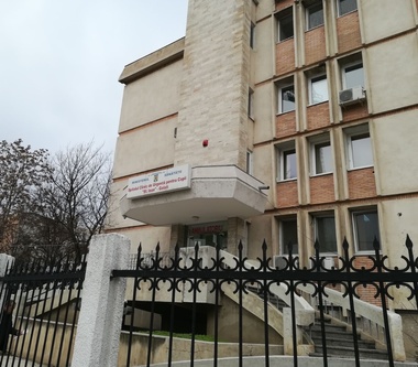 Galaţi: Bărbat arestat după ce şi-a bătut crunt fiica de 7 ani, cu o coadă de topor