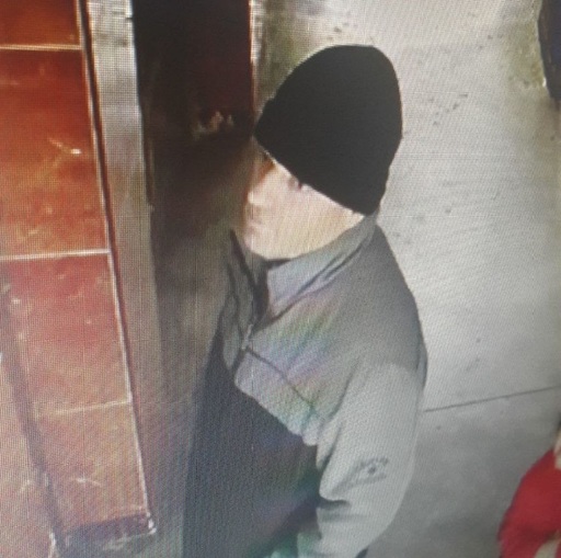 Aproape trei sute de poliţişti din Capitală participă la activităţi de căutare a bărbatului care a agresat sexual doi copii în liftul unui bloc. VIDEO