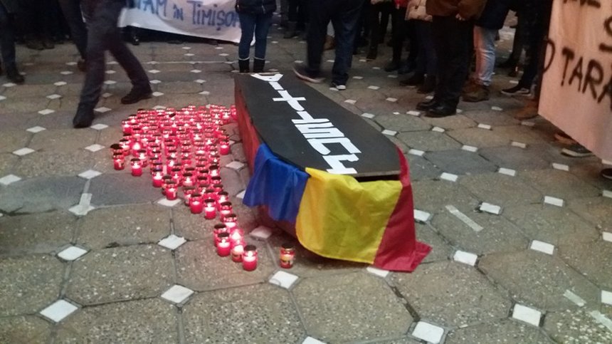Protest al studenţilor la Timişoara: Un sicriu învelit în steagul tricolor pe care scria ”Justiţie” a fost vegheat în Piaţa Victoriei