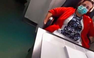 Anchetă în cazul unui medic de la Spitalul Băicoi care refuză să interneze un pacient şi îi rupe fişa medicală: Aici eu hotărăsc. VIDEO