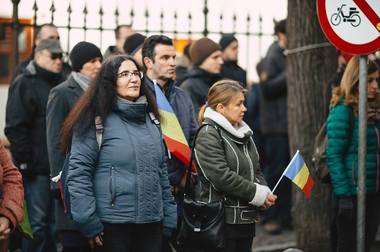 Aproximativ o sută de persoane, la al 14-lea flashmob în faţa sediului PSD Sibiu. VIDEO