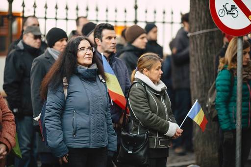 Aproximativ o sută de persoane, la al 14-lea flashmob în faţa sediului PSD Sibiu. VIDEO