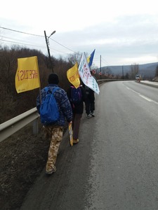 Câţiva clujeni, cărora li s-a alăturat un francez, au pornit pe jos spre Bucureşti pentru a ajunge la protestul organizat în 20 ianuarie

