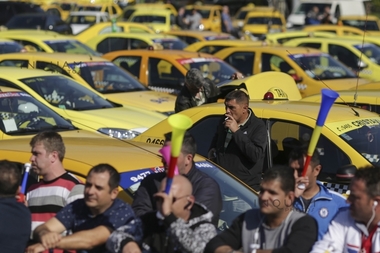 Regulamentul pentru transport în regim taxi propus de PMB: Maşini dotate obligatoriu cu POS, staţii şi aparate de taxat; amendarea şoferilor cu până la 500 de lei dacă refuză cursele