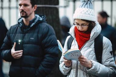 Protest prin lectură în faţa sediului PSD Sibiu; unii manifestanţi au afişat biletele de tren pe care le-au cumpărat pentru a participa la protestul din 20 ianuarie de la Bucureşti. VIDEO