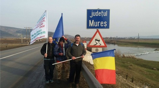 Clujenii care protestează mergând pe jos până la Bucureşti au parcurs deja peste 100 de kilometri, fiind întâmpinaţi pe traseu cu ceaiuri şi sandviciuri 