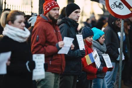 Protest cu motto-ul ”Ce-ţi doresc eu ţie, dulce Românie” în faţa sediului PSD din Sibiu; manifestanţii au scris mesaje pentru politicieni. VIDEO