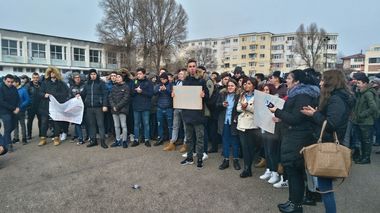 Protest la Colegiul Tehnic de Marină din Constanţa, faţă de posibilitatea mutării într-un alt sediu. VIDEO