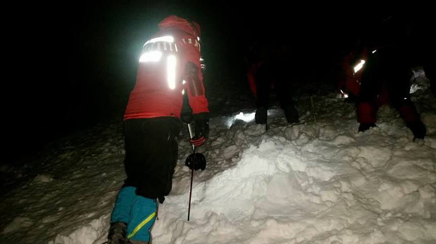 Căutările turistului surprins de avalanşă în Munţii Bucegi, suspendate pe perioadă nedeterminată; în zonă a început să ningă şi există risc de producere a altor avalanşe. VIDEO