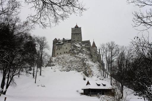 Castelul Bran a fost vizitat anul trecut de peste un milion de oameni. Străinii, atraşi de legenda lui Dracula şi de poveştile cu strigoi, fac rezervări cu 10 luni înainte