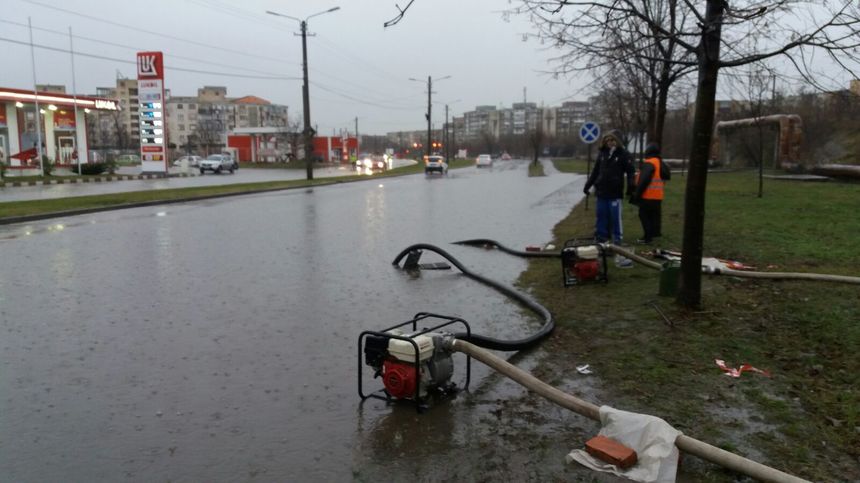 Arad: Străzi închise în mai multe cartiere din cauza ploilor abundente; nivelul apei de pe carosabil a depăşit în unele locuri o jumătate de metru - FOTO