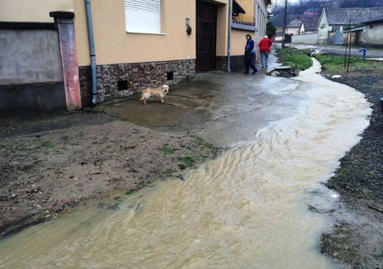 Arad: Torenţi pe mai multe străzi din oraşul Lipova, din cauza ploilor abundente - FOTO