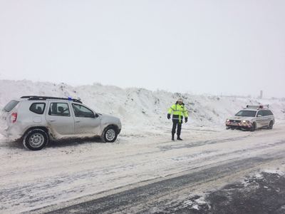 Circulaţie îngreunată pe un sector al A2 - ninge viscolit, pe carosabil s-a depus zăpadă, iar vizibilitatea este redusă