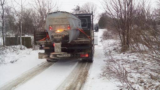 Constanţa: Opt autovehicule blocate pe un drum naţional după ce un autotren a derapat, blocând ambele sensuri de mers. VIDEO