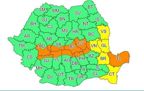 UPDATE - Cod galben de ninsori şi vânt puternic în 12 judeţe până vineri la ora 13.00. Patru drumuri naţionale şi 13 judeţene, în continuare închise. Aproape 100 de maşini au rămas blocate pe DN 22