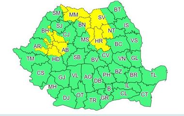 Cod galben de vânt puternic şi ninsori în 12 judeţe, până la ora 15.00. Cursurile sunt suspendate în 30 de unităţi şcolare din patru judeţe