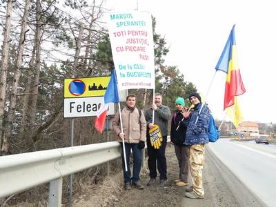 Clujenii care au pornit pe jos în "Marşul Speranţei" ar urma să ajungă vineri seară la Otopeni, iar sâmbătă seară să fie la mitingul din Piaţa Universităţii, după aproximativ 450 de kilometri parcurşi