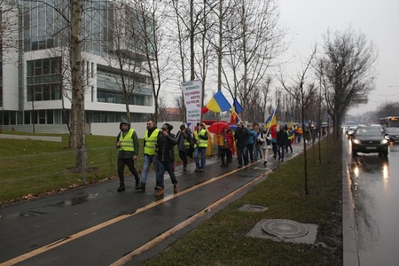 Clujenii care au pornit pe jos în "Marşul Speranţei" au ajuns în Bucureşti, după 450 de kilometri parcurşi pe jos. FOTO, VIDEO