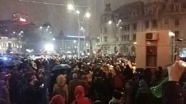 Circulaţia a fost blocată în Piaţa Universităţii, manifestanţii au intrat pe carosabil. FOTO
