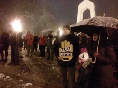 UPDATE - Galaţi: Numărul celor care protestează la Galaţi, care era iniţial de 500 de persoane, a ajuns la 1.000

