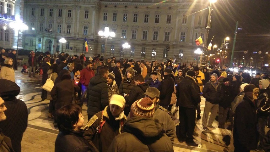 Aproximativ 200 de arădeni s-au adunat în centrul oraşului pentru a protesta. FOTO
