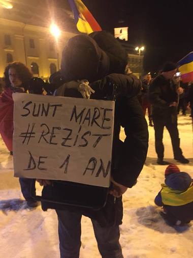 Peste patru mii de persoane mărşăuiesc pe străzile din Sibiu strigând: Bucureşti nu uita, Sibiul e de partea ta. FOTO/ VIDEO