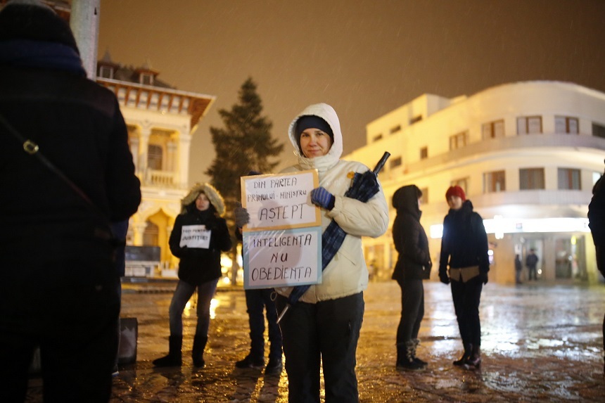 Buzău: 50 de protestatari au scandat  „În democraţie hoţii stau la Puşcărie”şi „Huo PSD”. FOTO