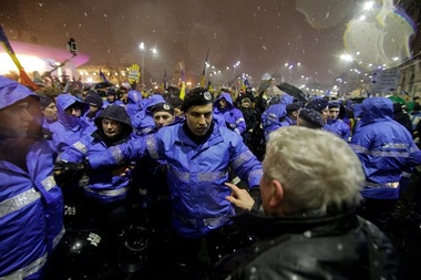 Jandarm filmat lovind manifestanţi în Piaţa Universităţii. Jandarmeria: O acţiune individuală. Şi-a pierdut calmul sub presiunea mulţimii. Identitatea sa, stabilită. Oamenii şi-au asumat reacţia forţelor de ordine când nu s-au mai manifestat paşnic - FOTO, VIDEO