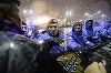 Jandarmeria: Cunoaştem identitatea jandarmului filmat când lovea protestatarii şi vom face verificări punctuale pentru a stabili ce a dus la un astfel de comportament