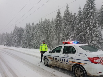 CNAIR: Circulaţie în condiţii de iarnă pe majoritatea drumurilor naţionale şi autostrăzilor din România; drumarii au împrăştiat 5.881 tone material antiderapant