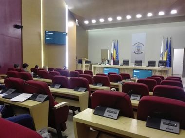 Şedinţa extraordinară a CGMB pentru prezentarea situaţiei economice a companiilor municipale nu a avut loc din lipsă de cvorum. PSD, ALDE şi PMP au boicotat din nou şedinţa convocată de opoziţie