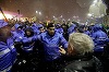 Şeful Jandarmeriei: Jandarmul filmat când lovea protestatarii sâmbătă îşi va continua activitatea în instituţie până la dovedirea vinovăţiei. La DNA nu a făcut nimic care să încalce legea