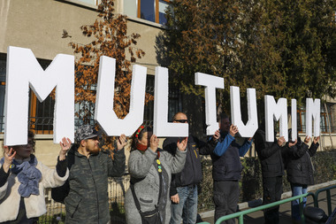Mai multe persoane în faţa Parchetului Militar, cu mesajul  ”Mulţumim” după deschiderea dosarului în cazul jandarmului care i-a lovit pe protestatari