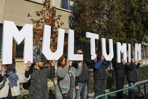 Mai multe persoane în faţa Parchetului Militar, cu mesajul  ”Mulţumim” după deschiderea dosarului în cazul jandarmului care i-a lovit pe protestatari