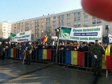 Huiduieli în timpul discursurilor oficialităţilor la manifestările organizate la Iaşi de Ziua Unirii Principatelor: "Vrem autostradă, nu penali pe stradă". VIDEO