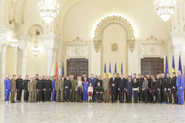 Iohannis a decorat delegaţia la „Invictus Games”: Prin devotamentul şi determinarea voastră, ne demonstraţi că pot fi atinse cele mai înalte standarde de excelenţă - VIDEO