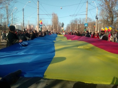 Galaţi: Sute de persoane, la manifestările dedicate Zilei Unirii Principatelor; unioniştii au desfăşurat un steag tricolor de 50 de metri la statuia lui Cuza  - FOTO