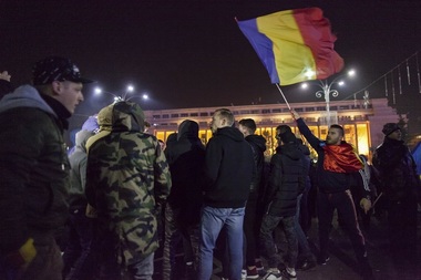 UPDATE Protest antiguvernamental în Piaţa Victoriei de Ziua Micii Uniri: Peste 1000 de persoane s-au adunat, formând de mai multe ori "Hora Unirii pentru o justiţie independentă" - VIDEO, FOTO