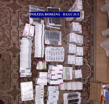 Zeci de percheziţii în Cluj, Neamţ şi Bistriţa-Năsăud, la membrii unei grupări care ar fi vândut ilegal în SUA medicamente scoase din circuitul legal cu ajutorul unor farmacişti; prejudiciul - aproximativ 55 de milioane de lei