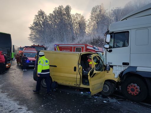 Braşov: Două persoane rănite în urma unui accident pe DN1; traficul este blocat. VIDEO