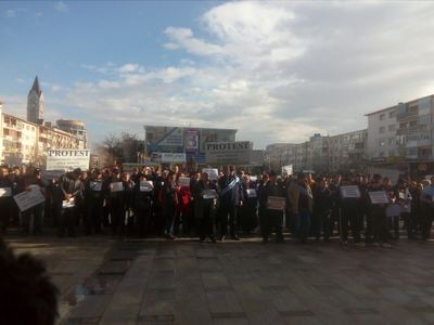 Marş al angajaţilor Companiei Apele Române din şapte judeţe pe străzile din Bacău; oamenii sunt nemulţumiţi de salarii. FOTO